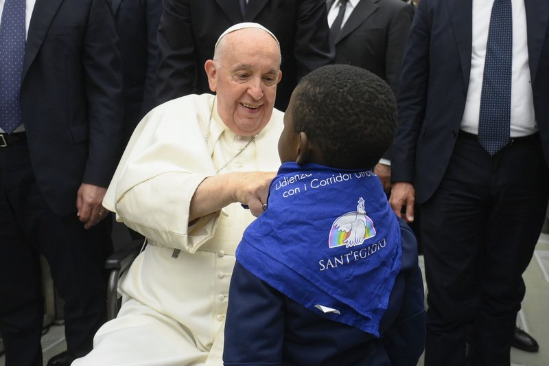 El Papa Francisco saluda a un niño durante una audiencia con cientos de refugiados y desplazados y con quienes les han ayudado en la sala de audiencias Pablo VI del Vaticano el 18 de marzo de 2023. Más de 6.000 personas han llegado a Italia y a otros países gracias a los "corredores humanitarios" en los que las organizaciones organizan el paso seguro y legal de personas vulnerables en zonas de conflicto. (Foto CNS/Vatican Media)