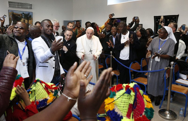 El papa Francisco llega para un encuentro con migrantes en el centro diocesano de Cáritas en Rabat, Marruecos, 30 de marzo de 2019. El papa eligió "Libres para elegir si emigrar o quedarse" como tema para la celebración de 2023 de la Jornada Mundial del Emigrante y del Refugiado, que se celebrará el 24 de septiembre. (CNS photo/Paul Haring)