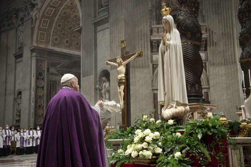 El Papa Francisco quema incienso ante una estatua mariana tras consagrar el mundo y, en particular, Ucrania y Rusia al Inmaculado Corazón de María durante un servicio penitencial de Cuaresma en la Basílica de San Pedro del Vaticano el 25 de marzo de 2022. Un año después, pidió a los católicos de todo el mundo que renovaran la consagración y rezaran por la paz. (CNS photo/Vatican Media)