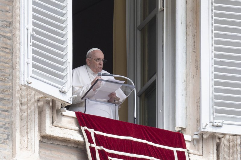 El Papa Francisco habla a los visitantes desde la ventana de su estudio con vistas a la Plaza de San Pedro en el Vaticano el 26 de marzo de 2023. (CNS photo/Vatican Media)