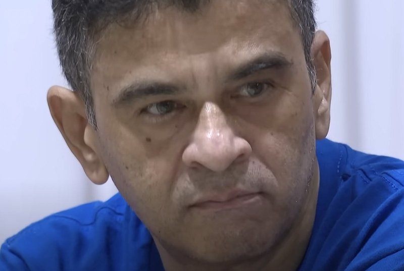 El obispo nicaragüense encarcelado Rolando Álvarez aparece inesperadamente en la televisión nicaragüense el 24 de marzo de 2023, más de seis semanas después de negarse a ir al exilio y ser sentenciado a pasar 26 años tras las rejas. Medios de comunicación afines al gobierno mostraron al obispo Álvarez comiendo con sus hermanos, y luego mostraron una entrevista coaccionada con él. (Captura de pantalla de OSV News/Canal 4 Nicaragua)