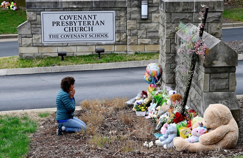 Una mujer reza delante de un monumento improvisado en Nashville, Tennessee, el 28 de marzo de 2023, junto a la entrada de la Covenant School, el día después de un tiroteo masivo. Tres adultos y tres niños, todos ellos de 9 años de edad, fueron tiroteados mortalmente en la escuela. (OSV News photo/Mark Zaleski, USA Today Network via Reuters)
