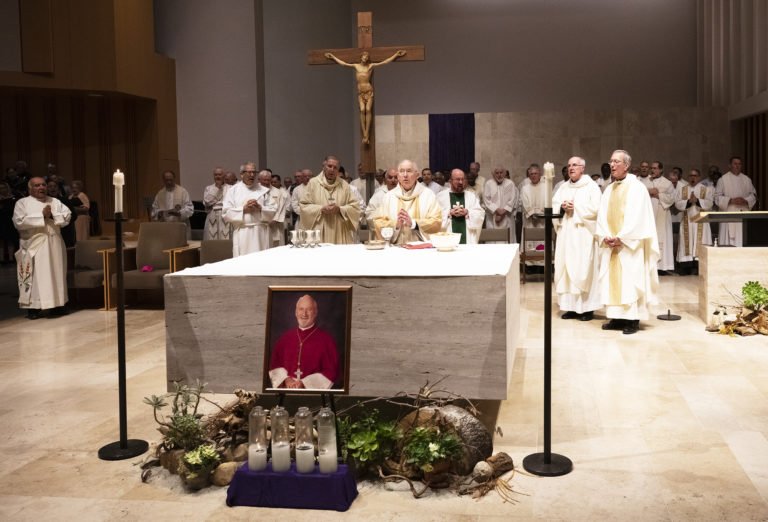 Varios obispos y decenas de sacerdotes asistieron a la misa, organizada por la Región Pastoral San Gabriel. (Víctor Alemán)