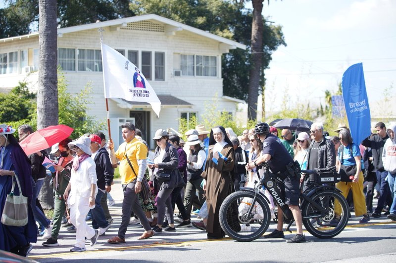 Cientos de feligreses caminan con el Arzobispo de Los Ángeles José H. Gomez y el Santísimo Sacramento durante la procesión eucarística de 6 millas que fue de la Misión San Gabriel Arcángel a la Iglesia San Lucas Evangelista en Temple City, y luego de regreso a la misión. (Archidiócesis de Los Ángeles/Equipo digital)