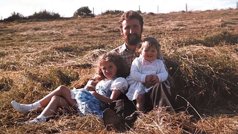 David O'Connell durante sus años de seminario en Irlanda con sus dos sobrinas mayores, Ciara y Orla. (Familia O'Connell)
