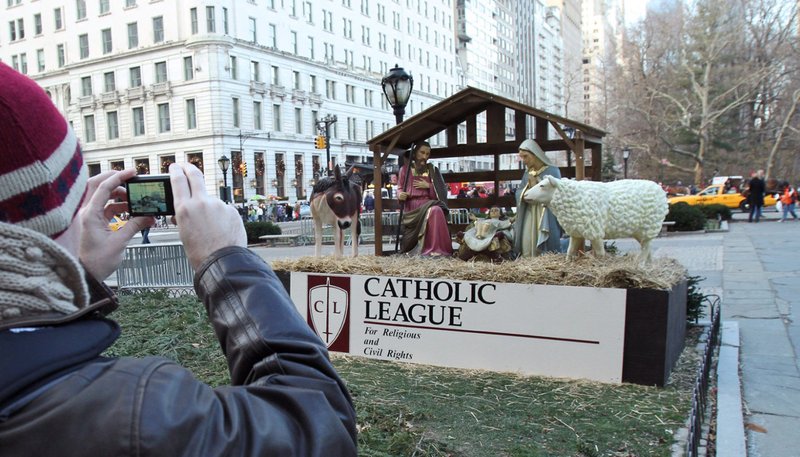Un hombre toma una foto de un pesebre, erigido por la Liga Católica por los Derechos Religiosos y Civiles, con sede en Nueva York, a la entrada de Central Park en Nueva York en 2010. (CNS/Gregory A. Shemitz)