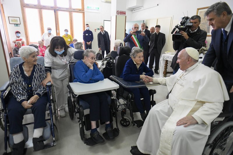 El Papa Francisco estrecha la mano de un residente en una residencia de ancianos en Portacomaro, a las afueras de Asti, Italia, 19 de noviembre de 2022. (CNS /Vatican Media)