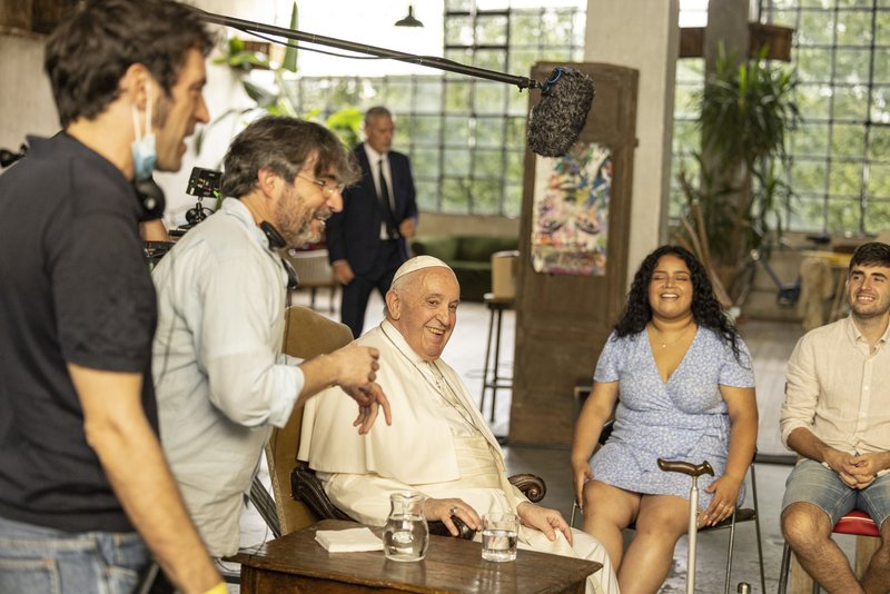El Papa Francisco habla con jóvenes en Roma en esta foto sin fecha para un documental, "El Papa: Respuestas", estrenado por Disney+ el 5 de abril de 2023. (CNS /Cortesía Disney+ España)