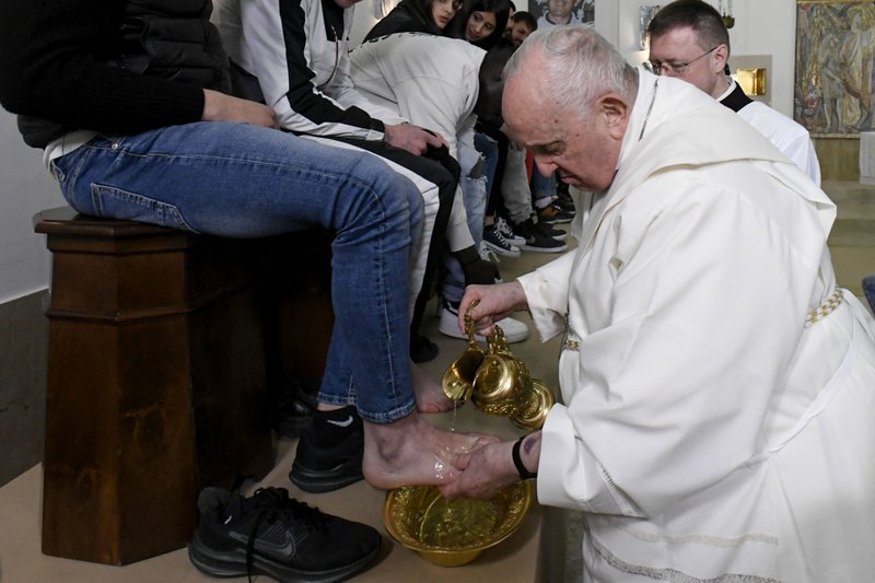 El Papa Francisco lava el pie de un recluso durante la Misa del Jueves Santo de la Cena del Señor en la prisión para menores Casal del Marmo de Roma, 6 de abril de 2023. (Foto de OSV News/Vatican Media)