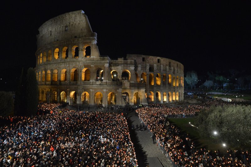 Unas 20.000 personas asisten al servicio del Vía Crucis en el Coliseo de Roma el Viernes Santo, 7 de abril de 2023. El Vaticano anunció que el Papa Francisco no asistiría al acto como estaba previsto debido al frío (CNS/Chris Warde-Jones).