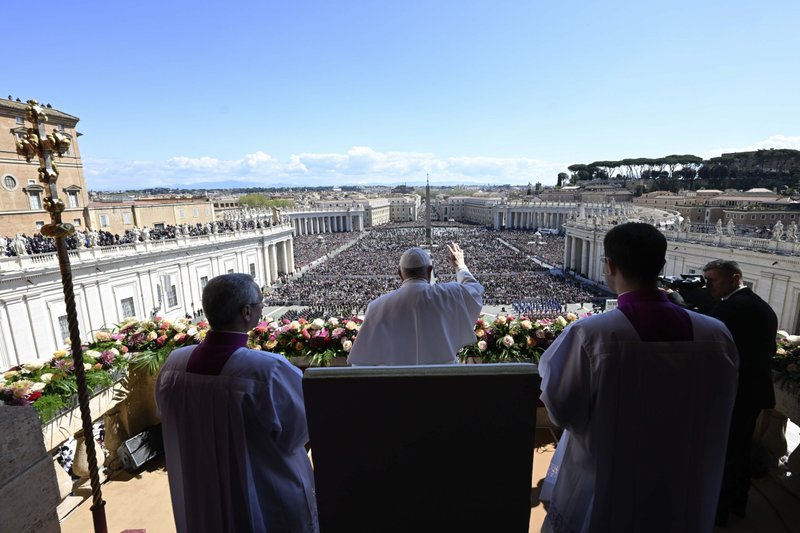 El Papa Francisco saluda a la multitud en la Plaza de San Pedro antes de impartir su bendición pascual "urbi et orbi" (a la ciudad y al mundo) desde el balcón central de la Basílica de San Pedro el 9 de abril de 2023. (Foto de CNS/Vatican Media)