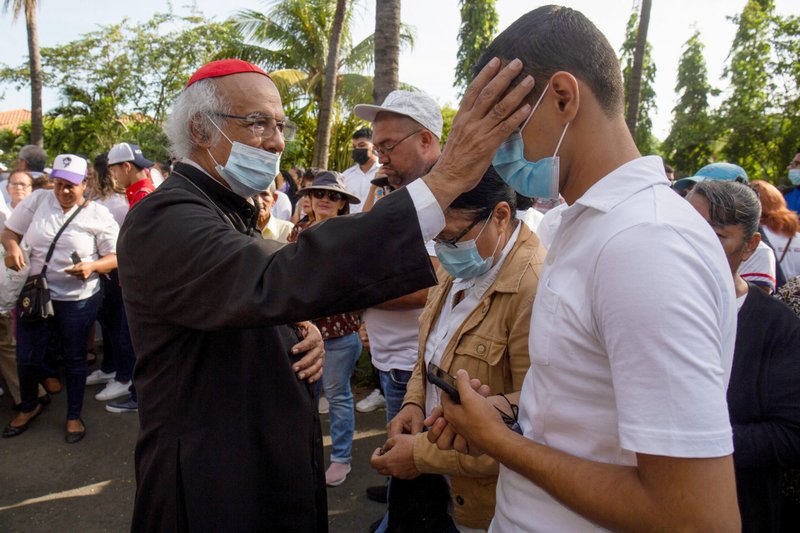 El cardenal nicaragüense Leopoldo Brenes Solórzano de Managua bendice a un devoto durante una procesión de Viernes Santo fuera de la Catedral Metropolitana, ya que el gobierno prohibió las procesiones de Semana Santa en las calles este año debido a preocupaciones de seguridad no especificadas, en Managua, Nicaragua el 7 de abril de 2023. Las iglesias de Nicaragua llevaron a cabo las tradicionales procesiones dentro de los terrenos de las parroquias o en las mismas iglesias. (Foto OSV News/Reuters)