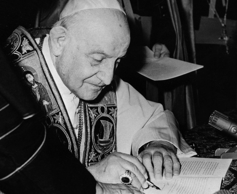 El Papa Juan XXIII firma su encíclica "Paz en la Tierra" ("Pacem in Terris") en el Vaticano en esta foto de archivo de 1963. Considerada un hito en la doctrina social católica, la encíclica aborda los derechos universales y las relaciones entre los Estados. (Foto CNS)