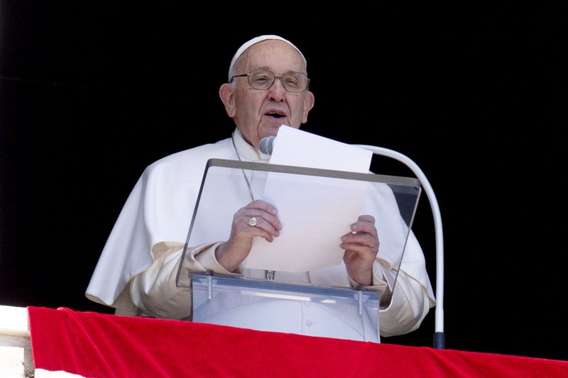 El Papa Francisco dirige el rezo del "Regina Coeli" desde la ventana de su estudio en el Palacio Apostólico en el Vaticano, el Lunes de Pascua, 10 de abril de 2023. (Foto de CNS/Vatican Media)