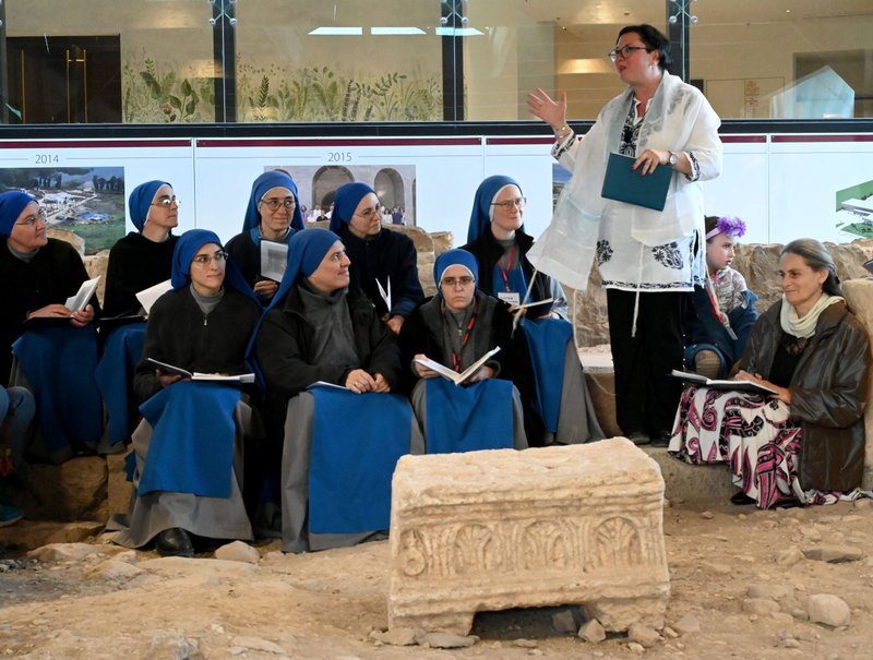 Miembros de las Servidoras del Señor y la Virgen de Matará, se unen a la Rabina Lana Zilberman Soloway en la sinagoga del siglo I desenterrada en la antigua Magdala, para las Vísperas Cristianas y las Oraciones de Kabbalat Shabat durante el Encuentro Anual de Mujeres en Magdala en la Galilea, 31 de marzo de 2023. (Foto de OSV News/Debbie Hill)