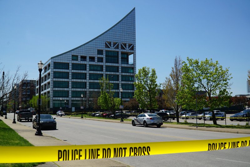 Cinta policial acordonando North Preston Street en Witherspoon en el centro de Louisville, Kentucky, tras un tiroteo masivo en el edificio del Old National Bank el 10 de abril de 2023. Un hombre armado abrió fuego en un banco en el centro de Louisville esa mañana, matando al menos a cuatro personas y enviando a nueve al hospital antes de morir por disparos en la escena, dijo el subjefe de la policía metropolitana de Louisville, Paul Humphrey. (Foto OSV News/Marnie McAllister, periódico The Record)