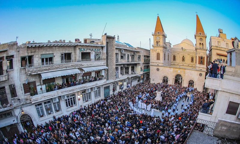 La gente se reúne fuera de la Catedral Maronita de San Elías en Alepo, Siria, afectada por el terremoto, en Pascua, 9 de abril de 2023. (OSV News photo/courtesy of Maronite Catholic Diocese of Aleppo)