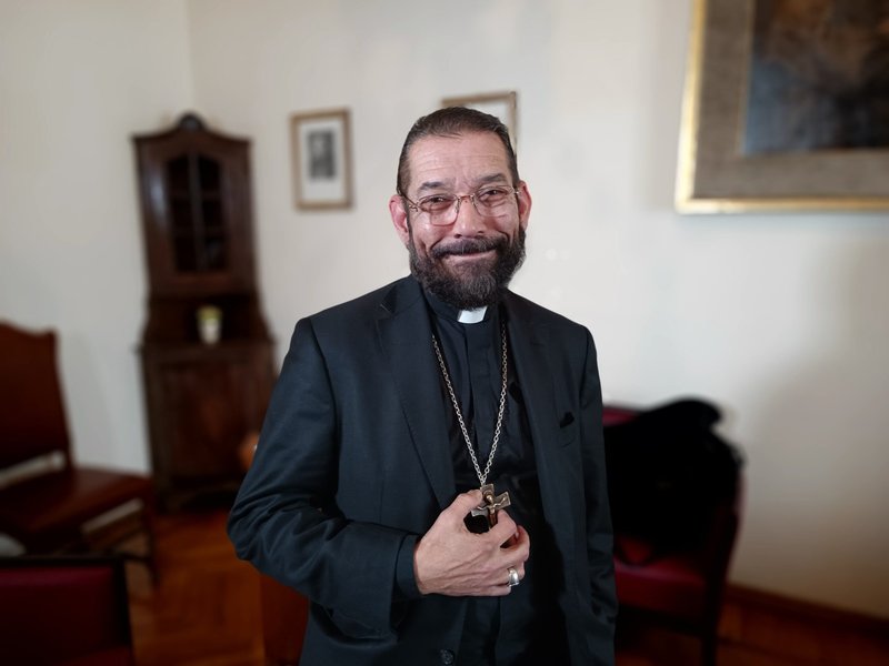 El obispo Daniel E. Flores de Brownsville, Texas, posa para una foto en las oficinas de la Secretaría General del Sínodo en el Vaticano el 12 de abril de 2023. El obispo es miembro de la comisión preparatoria del Sínodo (Foto de CNS/Robert Duncan)