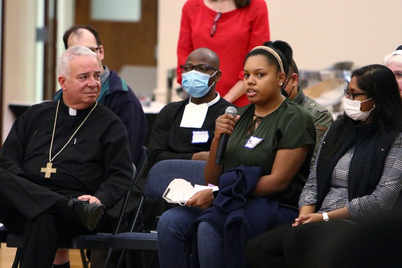 El arzobispo de Filadelfia Nelson J. Pérez se une a estudiantes universitarios, otros jóvenes adultos y líderes de ministerios durante una sesión de escucha sinodal en la Universidad La Salle el 4 de abril de 2022. (Foto de OSV News/Archivo CNS, Sarah Webb, CatholicPhilly.com)