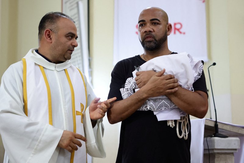 El padre Luis Estévez conversa con el padre claretiano Donaciano Alarcón de Panamá en la Catedral de San Pedro Apóstol en San Pedro Sula, Honduras, el 5 de abril de 2023. El Padre Alarcón fue expulsado de Nicaragua después de que el gobierno prohibiera las procesiones callejeras de Semana Santa este año, tras una Misa como parte de la Semana Santa. (Foto OSV News/Yoseph Amaya, Reuters)