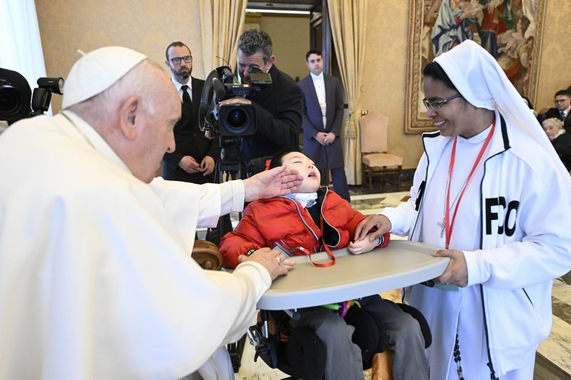 El Papa Francisco saluda a un niño al final de una reunión en el Vaticano con representantes de la Asociación Religiosa de Institutos Sociales y Sanitarios de Italia 13 de abril de 2023. (Foto de CNS /Vatican Media)
