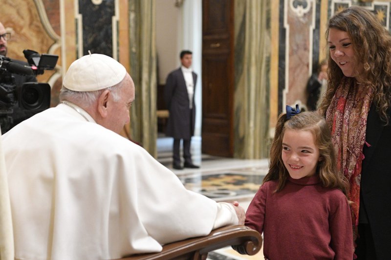 El Papa Francisco saluda a un niño durante una audiencia con la Fundación Madre de la Esperanza de Talavera de la Reina, perteneciente a la Archidiócesis de Toledo, España, en el Vaticano el 15 de abril de 2023. (CNS/Vatican Media)