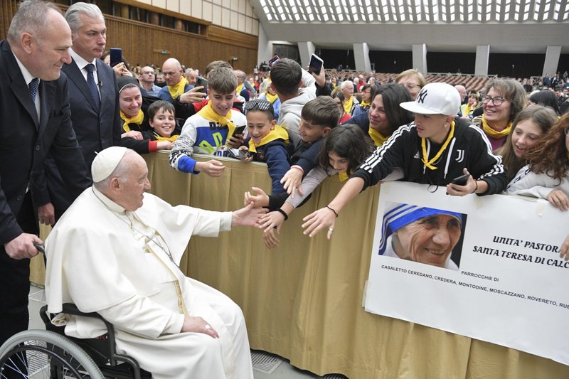 El Papa Francisco tiende la mano para saludar a los peregrinos de la diócesis de Crema, Italia, durante un encuentro en la sala de audiencias del Vaticano el 15 de abril de 2023. (CNS /Vatican Media)
