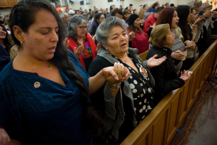 Los fieles recitan el Padre Nuestro durante una misa celebrada en honor del centenario de la Iglesia de Nuestra Señora de Guadalupe el 9 de diciembre en San Diego. La iglesia se fundó para atender a la población mexicana recién llegada a San Diego y desde entonces se ha convertido en una piedra angular de la comunidad católica latina local. La festividad de Nuestra Señora de Guadalupe se celebra el 12 de diciembre. (CNS /David Maung)