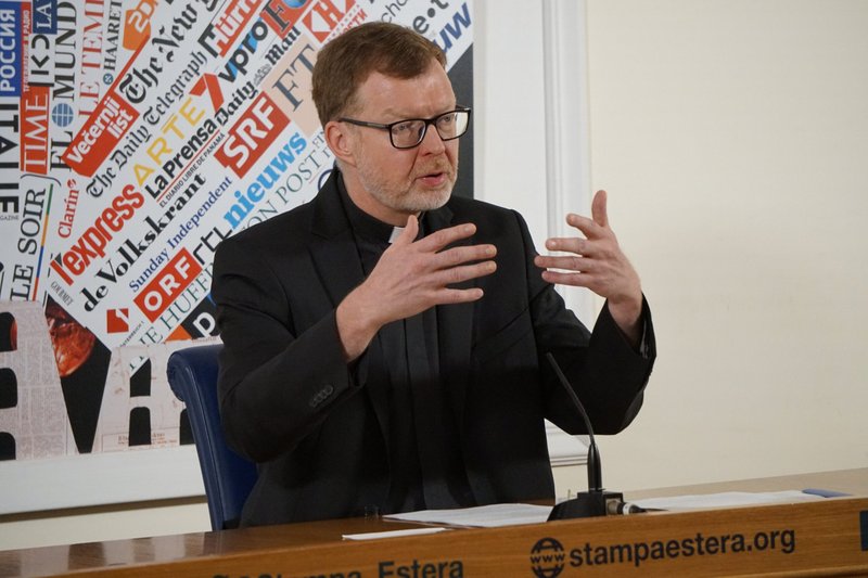 El padre jesuita Hans Zollner habla con los periodistas durante una rueda de prensa en la sede de la Asociación Italiana de Prensa Extranjera en Roma, Italia, el 17 de abril de 2023. (CNS /Justin McLellan)