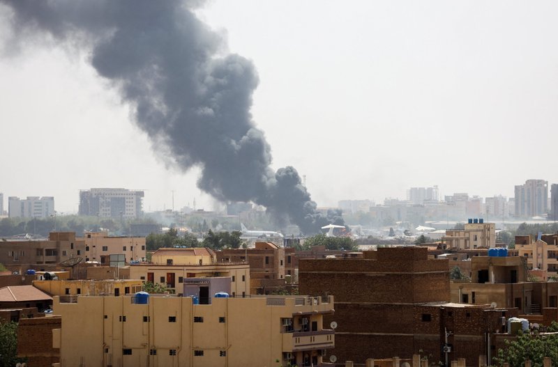 Sale humo de un avión en llamas en el aeropuerto de Jartum durante los enfrentamientos entre las Fuerzas de Apoyo Rápido paramilitares y el ejército en Jartum, Sudán, 17 de abril de 2023. Los obispos católicos se han unido a diplomáticos y otros líderes de todo el mundo para instar a las facciones enfrentadas en Sudán a que depongan las armas, mientras sigue aumentando el número de muertos en los cuatro días de violencia. (Foto de OSV News/Reuters)