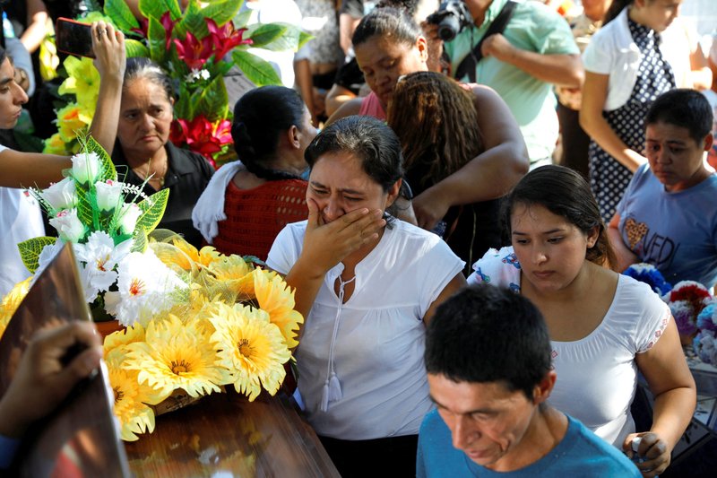 Familiares de José Pedro Rivera García, víctima de un incendio en un centro de detención de inmigrantes en Ciudad Juárez, México, reaccionan durante su misa funeral en Nueva Trinidad, El Salvador, 10 de abril de 2023. García fue una de las al menos 39 personas del centro de detención de inmigrantes en la frontera con Estados Unidos que murieron en el incendio que se produjo en las instalaciones durante la noche del 28 de marzo, según un comunicado emitido por el centro. (OSV News photo/Jose Cabezas, Reuters)