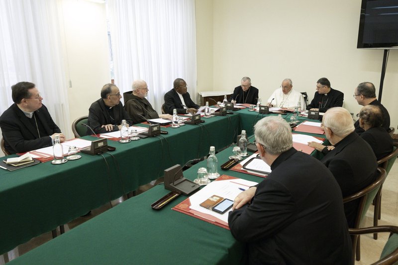 El Papa Francisco se reúne con los miembros de su renovado Consejo de Cardenales en el Vaticano el 24 de abril de 2023. En la foto, en el sentido de las agujas del reloj desde la izquierda, son: cardenales Gérald C. Lacroix, de Québec; Juan José Omella Omella, de Barcelona; Seán P. O'Malley, de Boston; Fridolin Ambongo Besungu, de Kinshasa, Congo; y Pietro Parolin, secretario de Estado vaticano. Continúan, a la derecha del Papa: el obispo. Marco Mellino, secretario del Consejo; y los cardenales Sérgio da Rocha, de São Salvador da Bahia, Brasil; Oswald Gracias, de Mumbai, India; Fernando Vérgez Alzaga, presidente de la comisión que gobierna el Estado de la Ciudad del Vaticano; y Jean-Claude Hollerich, de Luxemburgo. (Foto de CNS /Vatican Media)