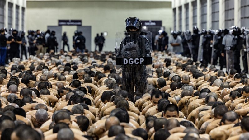 Un segundo grupo de 2.000 detenidos fue trasladado de la noche a la mañana al Centro de Reclusión de Terroristas (CECOT), una megaprisión, el 15 de marzo de 2023 en Tecoluca, El Salvador. Un primer grupo de detenidos había sido trasladado a la prisión el 26 de febrero. (Handout via Getty Images)