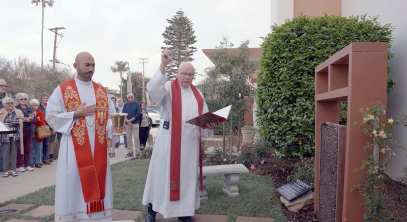 El padre Leon Hutton, en el centro, bendice el "Jardín de la curación" en la iglesia de Nuestra Señora de la Asunción de Ventura. El jardín es el segundo en la Archidiócesis de Los Ángeles y fue diseñado para aquellos que sufren de abuso y trauma de la Iglesia. (John Rueda)