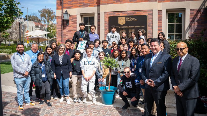 Participantes en el acto de presentación del Programa de Ciudadanía Scholas de Los Ángeles con un olivo plantado para conmemorar su experiencia. (John Rueda/Scholas Occurrentes USA)