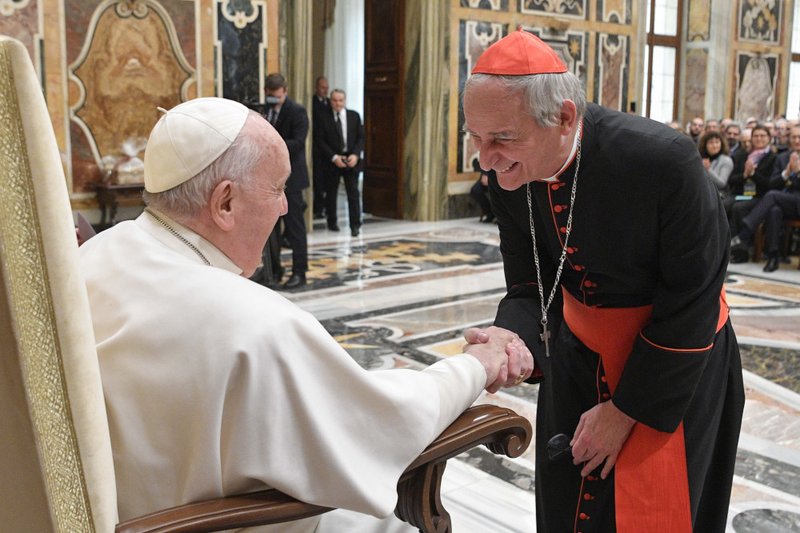 El Papa Francisco saluda al cardenal Matteo Zuppi, presidente de la Conferencia Episcopal Italiana, durante una reunión con representantes de la mayoría de las 227 diócesis italianas y sus programas para fomentar el apoyo financiero a las actividades de la Iglesia, durante una audiencia en la Sala Clementina del Palacio Apostólico en el Vaticano el 16 de febrero de 2023. (CNS /Vatican Media)