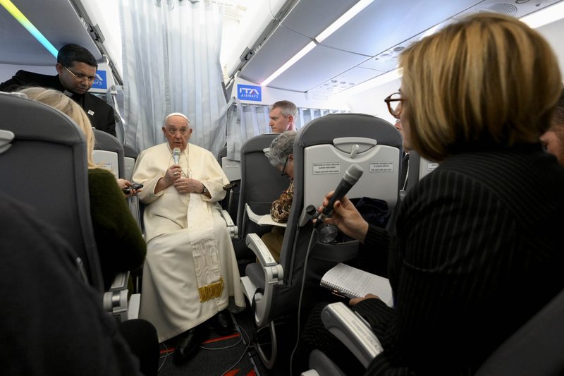 El Papa Francisco escucha una pregunta de la periodista española Eva Fernández durante su vuelo de regreso a Roma desde Hungría el 30 de abril de 2023. (CNS/Vatican Media)