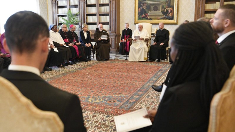 El cardenal Seán P. O'Malley de Boston, presidente de la Pontificia Comisión para la Protección de Menores, habla con el Papa Francisco durante una audiencia con miembros de la comisión en el Vaticano el 5 de mayo de 2023. El Papa se reunió con el personal, los miembros y la dirección de la comisión, que celebraba su asamblea plenaria del 3 al 6 de mayo en las nuevas oficinas de la comisión en Roma. (Foto CNS/Vatican Media)