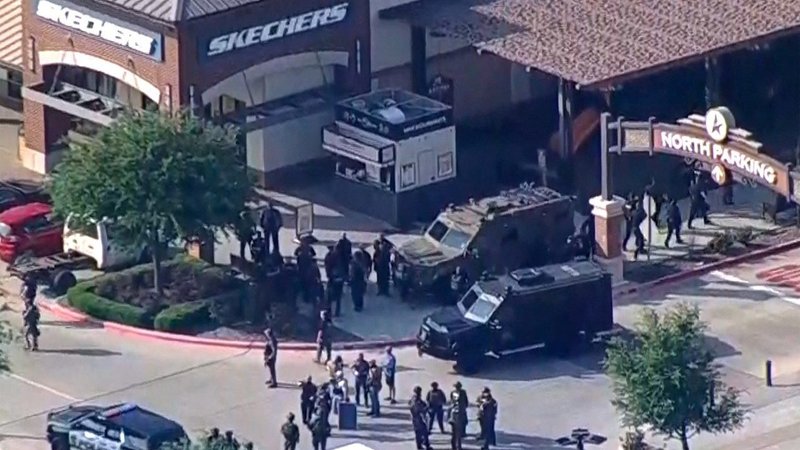 La policía responde a un tiroteo en el Allen Premium Outlets de la zona de Dallas el 6 de mayo de 2023, en una imagen fija de vídeo. Horas después, las fuerzas del orden informaron de que el tirador, que fue abatido por la policía, había dejado al menos ocho muertos y herido al menos a otras siete personas, algunas de gravedad. (OSV News photo/ABC affiliate WFAA via Reuters)