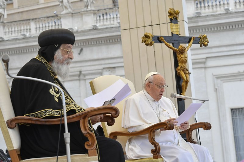 El Papa Francisco y el Papa Copto Ortodoxo Tawadros II leen discursos en la Plaza de San Pedro del Vaticano el 10 de mayo de 2023. El Papa Tawadros se encontraba en el Vaticano para conmemorar el 50 aniversario de una declaración conjunta firmada por los jefes de las Iglesias católica y copta ortodoxa. (Foto de CNS/Vatican Media)