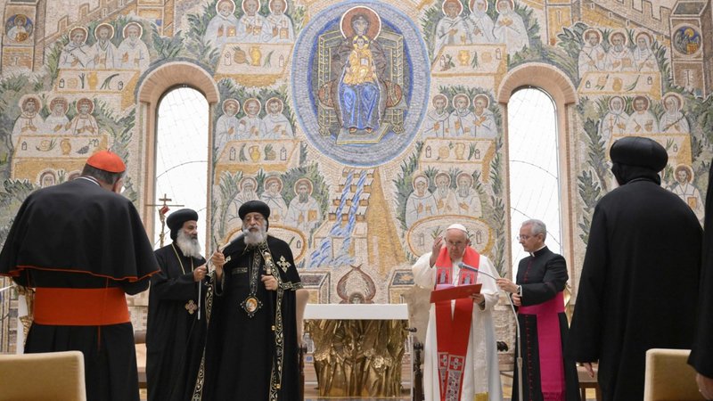 El Papa Francisco y el Papa copto ortodoxo Tawadros II de Alejandría, Egipto, dan sus bendiciones después de un servicio de oración en la Capilla Redemptoris Mater del Palacio Apostólico en el Vaticano el 11 de mayo de 2023. Antes del servicio de oración, el Papa Francisco anunció que añadirá al Martirologio Romano, la lista de fiestas de los santos, a los 21 mártires coptos asesinados por los terroristas del Estado Islámico en 2015. (CNS photo/Vatican Media)