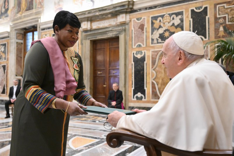 Fatou Bom Bensouda presenta al Papa Francisco sus cartas credenciales como embajadora de Gambia ante la Santa Sede durante una audiencia en el Palacio Apostólico del Vaticano el 13 de mayo de 2023. (Foto de CNS/Vatican Media)