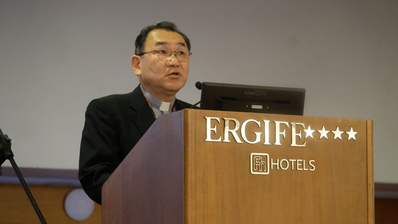 El Arzobispo de Tokio, Mons. Tarcisius Isao Kikuchi, nuevo Presidente de Caritas Internationalis, pronuncia un discurso durante la Asamblea General de Caritas en Roma, el 13 de mayo de 2023. (CNS /Cortesía de Caritas Internationalis)