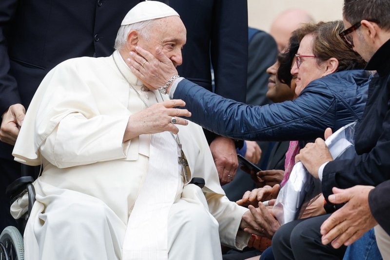 El Papa Francisco saluda a los visitantes al final de su audiencia general semanal en la Plaza de San Pedro del Vaticano el 17 de mayo de 2023. (CNS photo/Lola Gomez)