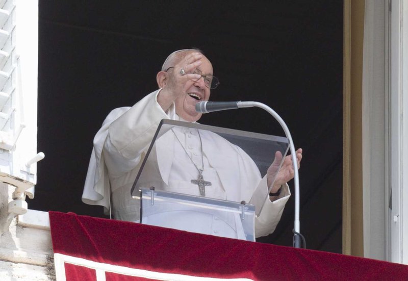 El Papa Francisco saluda a la multitud congregada en la Plaza de San Pedro del Vaticano el 21 de mayo de 2023, para el rezo del mediodía de la oración del "Regina Coeli". (CNS photo/Vatican Media)
