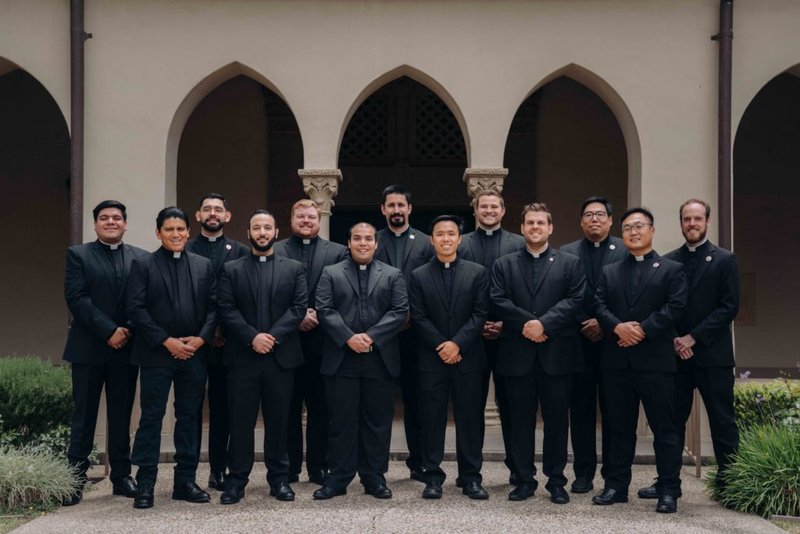 La clase de diáconos transitorios de este año, de izquierda a derecha: Lucio Trinidad, Jaime Arriaga, Eduardo Pruneda, Alejandro Reynaga, Stephen Watson, Eric Mejía, Miguel Cabrera, Anthony Huynh, Thomas Green, Marko Rudela, Joseph Cho, Weifang (Joseph) Tong y Paul Maxey. (Peter Lobato)
