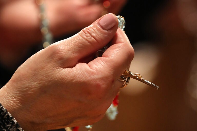Una mujer reza el rosario durante la adoración eucarística después de la misa de apertura de la Vigilia Nacional de Oración por la Vida el 19 de enero de 2023, en la Basílica del Santuario Nacional de la Inmaculada Concepción en Washington. Los datos del Public Religion Research Institute publicados el 16 de mayo muestran que los estadounidenses son cada vez menos propensos a estar afiliados religiosamente. (OSV News photo/Bob Roller)