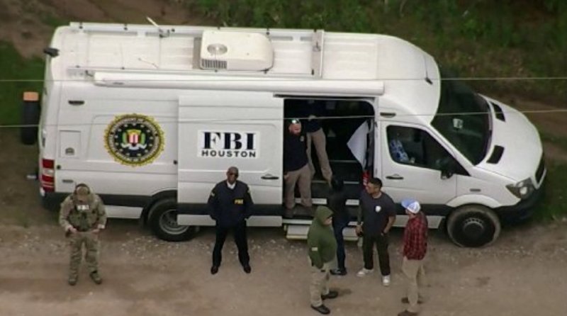 Una vista aérea muestra una furgoneta de la Oficina Federal de Investigaciones (FBI) donde se está llevando a cabo una búsqueda de Francisco Oropesa, de 38 años, quien según la policía mató a tiros a cinco vecinos en Cleveland, Texas, 29 de abril 2023, en una imagen de vídeo. (Foto de OSV News/filial de ABC KTRK vía REUTERS)