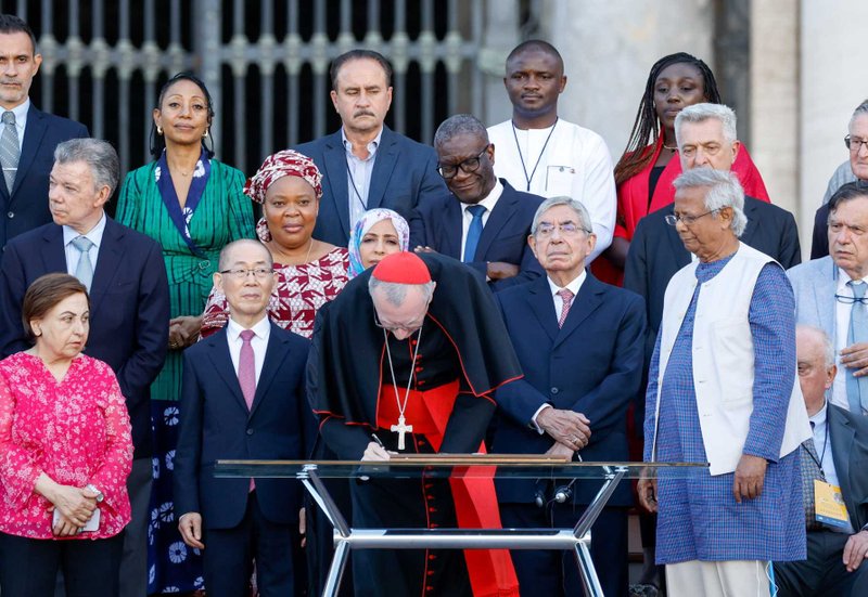 El cardenal Pietro Parolin, secretario de estado del Vaticano, estrecha la mano de Muhammad Yunus, Premio Nobel de la Paz 2006, tras firmar la Declaración por la Fraternidad Humana durante el Encuentro Mundial sobre la Fraternidad Humana en la Plaza de San Pedro del Vaticano el 10 de junio de 2023. (Foto de CNS/Vatican Media)