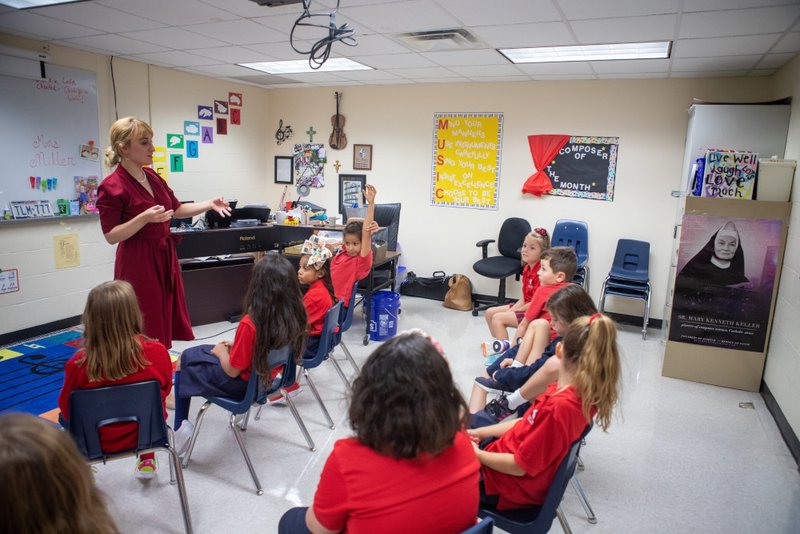 Megan Miller, profesora de música y directora de orquesta, enseña durante una sesión de clases del 12 de agosto de 2019 en la escuela católica St. Mary en League City, Texas. Miller fue una de los casi 75 educadores que asistieron a un reciente día de educación continua y desarrollo para maestros de arte y música organizado por la Oficina de Escuelas Católicas y la Co-Catedral del Sagrado Corazón en Houston. (CNS photo/James Ramos, Texas Catholic Herald)